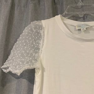 White June and Ivy top with puffy detailed sleeves